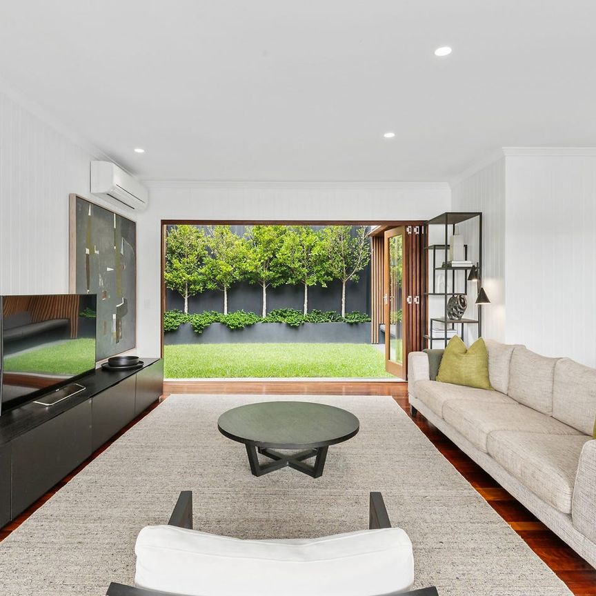 Charming home with superb views - Photo 1