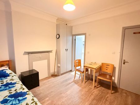 Studio Flat, Staverton Road, NW2 - Photo 5