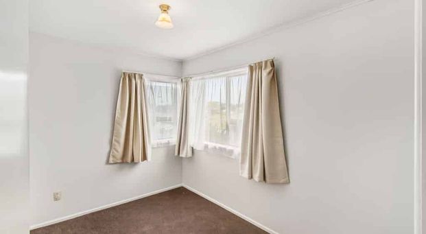 Spacious living! - Photo 1