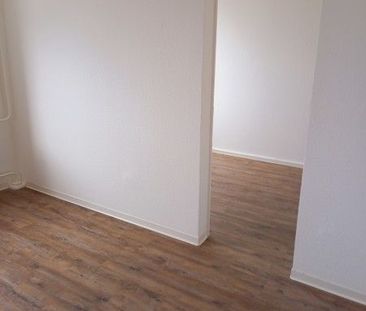 Kleine 4 Zimmerwohnung mit Balkon sucht Junge Familie! - Photo 1