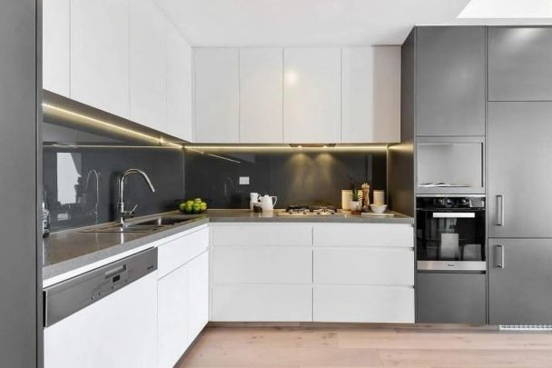 Ultra Convenient, Fully Furnished Executive Apartment - Photo 1