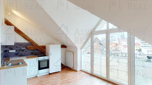 Pronájem podkrovního bytu 3+kk 90 m, ul. Štěpánská, Brno - střed s balkonem a výhledem na Petrov a Špilberk. - Fotografie 1