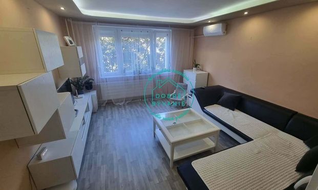 Moderné bývanie s balkónom: 3-izbový byt na sídlisku Juh - Photo 1