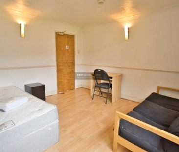 4 bedroom terraced house to rent - Photo 3