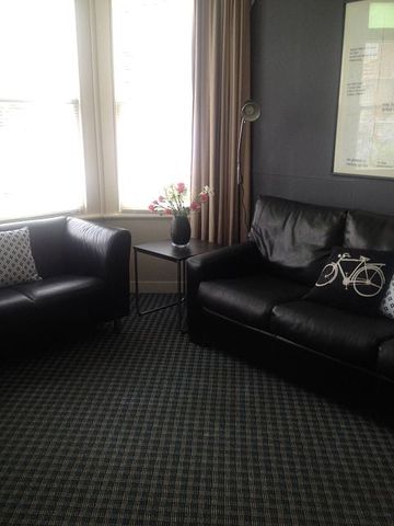 Fully Furnished - Spacious one bedroom plus study - Photo 3