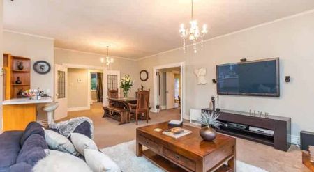 A real family home in heart of Epsom - Photo 2