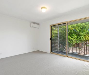 NEW RENOVATED THREE BEDROOMS TOWNHOUSE - Photo 5