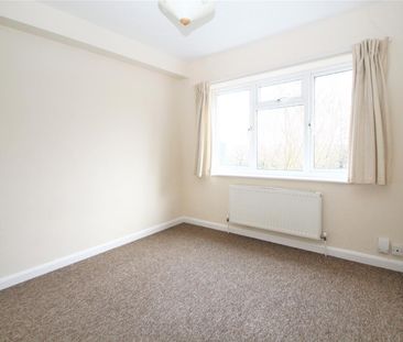 Deeds Grove, High Wycombe - Photo 2