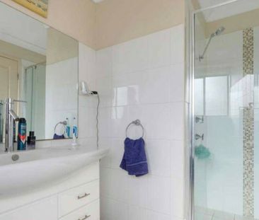 Spacious 3-Bedroom Duplex in Prime Location - Photo 3