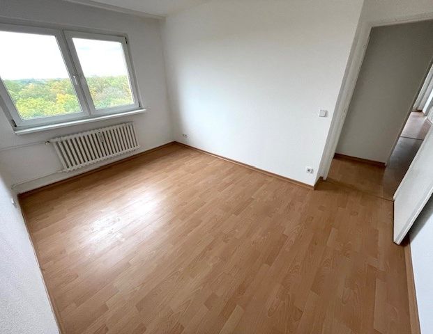 Wohnen mit Aussicht: Renovierungsbedürftige 3-Zimmer Wohnung in ruhiger, grüner Lage! - Photo 1