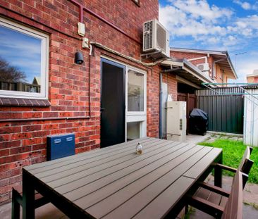 City Fringe 2 bedroom townhouse in well maintained garden setting - Photo 1