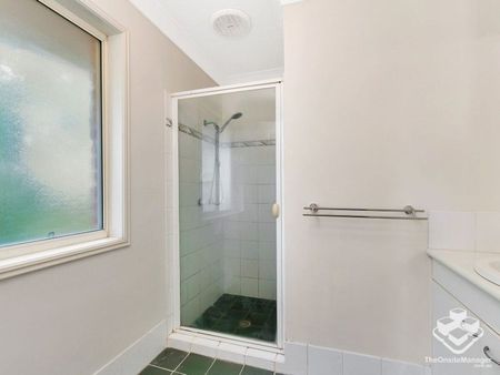 Fully air conditioned, Sunnybank Hills State School catchment, rent includes water and front hedging - Photo 4