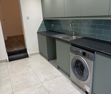 Room in a Shared House, Valnay Street, SW17 - Photo 4