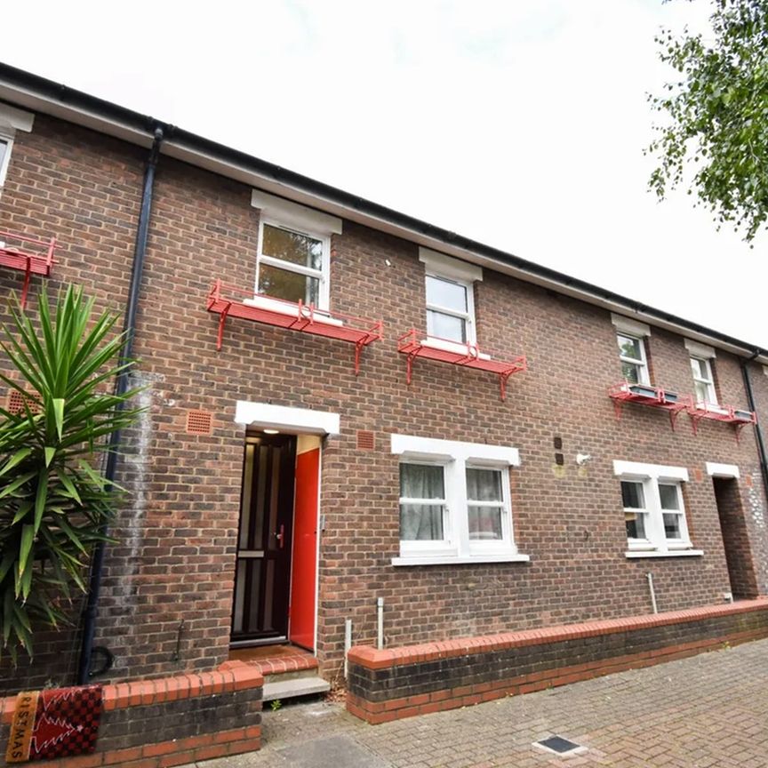 5 Bed Terraced House, Lockesfield Place, E14 - Photo 1