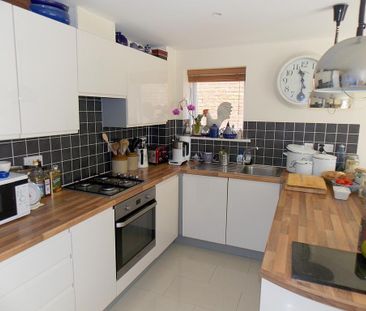 2 bedroom semi-detached house to rent - Photo 6