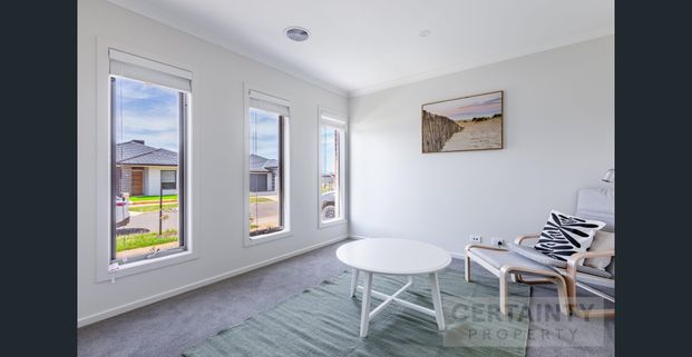 FRESHLY FURNISHED CO-LIVING SPACE – RENT INCLUDES ALL UTILITIES! 1 Weeks rent! - Photo 1