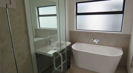 Brand New Executive Family Home in Sought-After St Albans - Photo 4