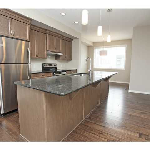 Like new, double garage 3 bdrms townhouse in Panorama hills! - Photo 1