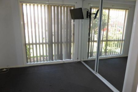 Beautifully Maintained 4-Bedroom Brick Home in Quiet Cul-de-Sac - Photo 5