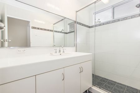 2/15 Hopkins Street, Currajong QLD 4812 - House For Rent | Domain - Photo 4