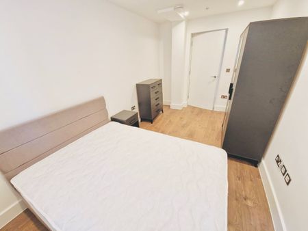 2 Bed Flat, Wandsworth Road, SW8 - Photo 3