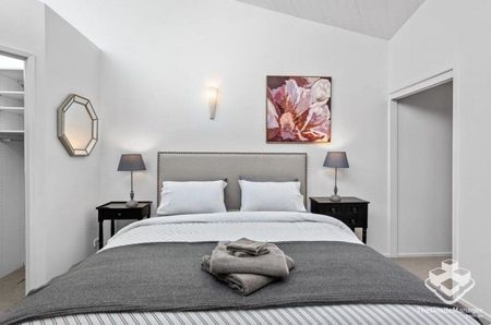 LOCATION ! LOCATION! - Photo 4