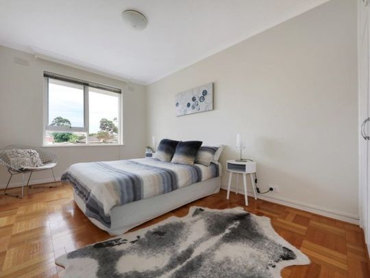 Spacious and Bright 2 Bedroom Apartment in the Zone ! - Photo 1