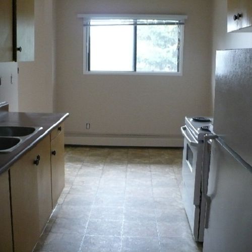 Pet Friendly 2 Bedroom Unit with In-Suite Laundry!! - Photo 1