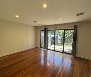 Stylish 3-Bedroom Townhouse in Prime Box Hill Location! - Photo 2