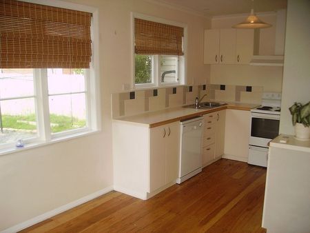 Charming family home with large garage and gardens - Photo 3