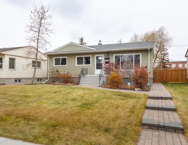 FULLY UPGRADED HOME IN BEAUTIFUL NORTH GLENORA | 13518 110A Avenue Northwest, Edmonton - Photo 1