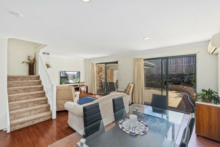 WELL MAINTAINED TOWNHOUSE - Photo 2