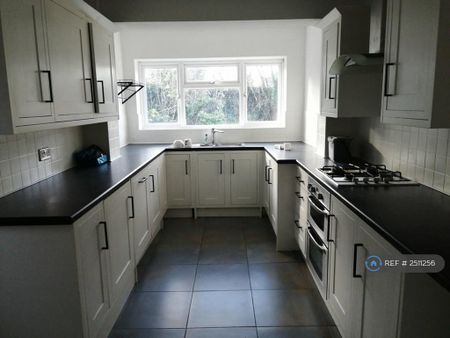 4 bedroom detached house to rent - Photo 5