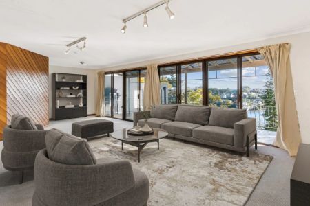 Spacious Five-Bedroom Family Home with Water Views – Prime Blakehurst Location - Photo 2