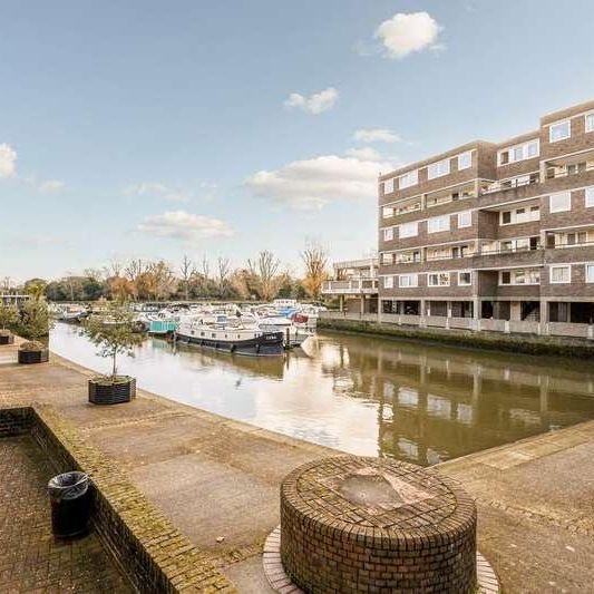 Romulus Court, Brentford Dock, TW8 - Photo 1