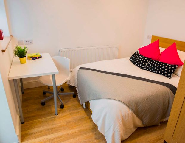 High Specification En-Suite Student Accommodation - A female house with all rooms having en-suites Room 6 - Photo 1