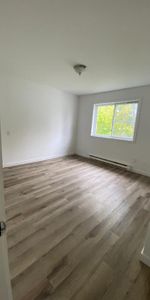 61/2 SITUÉ À SAINT-HUBERT , PROCHE DU LAC DE CITÉ SOLEIL, À 5 minutes de deux écoles primaires. La cuisine et la toilette sont complètement renovées - Photo 3