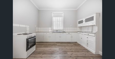 Spacious, Freshly Painted, Shopping Nearby! - Photo 5