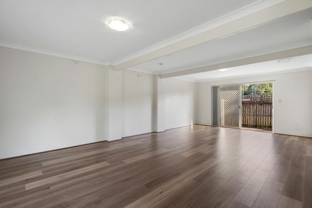 Renovated Townhouse with pool access! - Photo 1