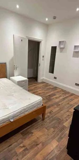Room in a Shared House, Sandhurst Grove, LS8 - Photo 1