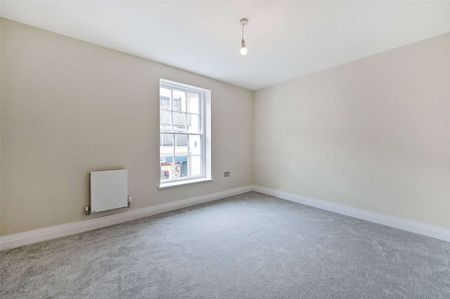 A brand new first floor two bedroom apartment with a wonderful terrace in the heart of Windsor Town centre. - Photo 2