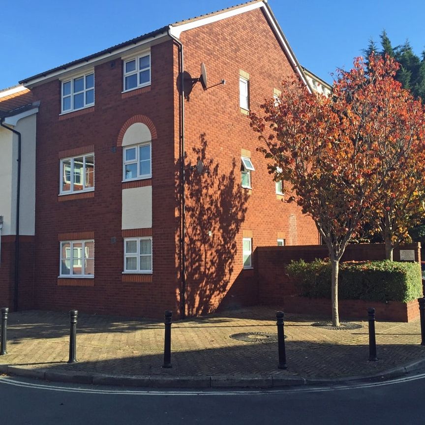 Studio Flat, Captains Place, SO14 - Photo 1