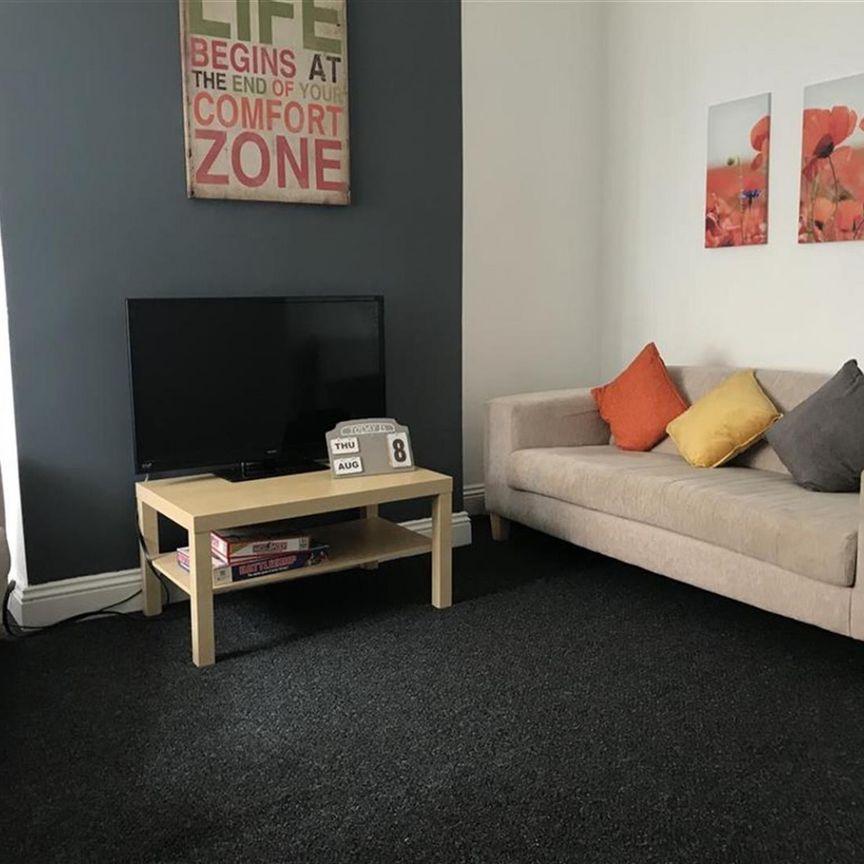 4 bedroom Flat To Let - Photo 1