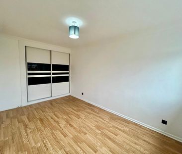 Pinewood Park, Farnborough, Hampshire, GU14 - Photo 3