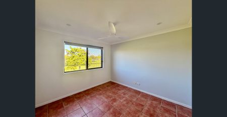 Spacious Family Home in Prestigious Regatta Estate – Walk to the Lake! - Photo 2