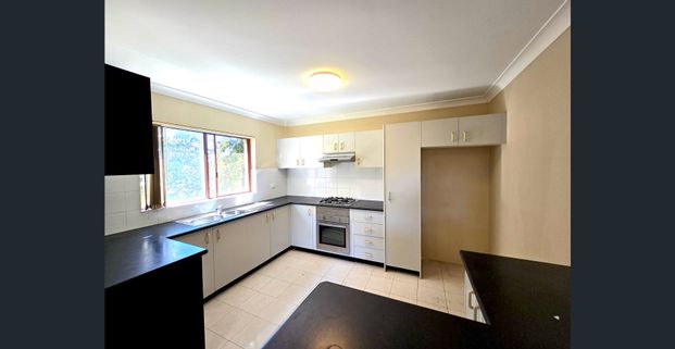 Two Bedroom Unit in Excellent Location! - Photo 1