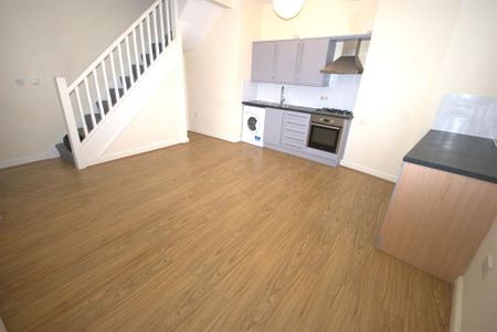 1 bedroom mews to rent - Photo 2