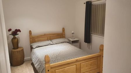 1 bedroom in a house share to rent - Photo 2