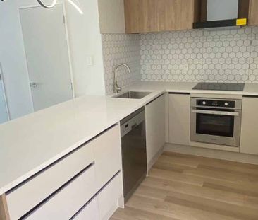 Modern Townhouse – Stylish, Sunny & Low Maintenanc - Photo 4