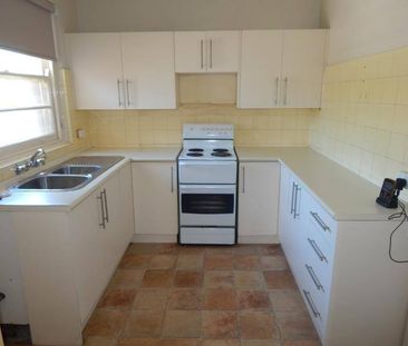 TIDY UNIT- CLOSE TO WARATAH VILLAGE!!! - Photo 5